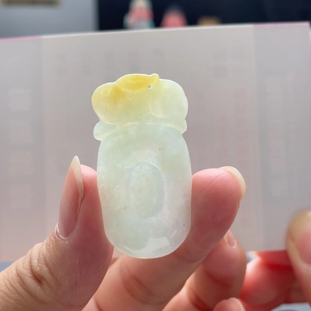 翡翠未镶嵌颈饰如意