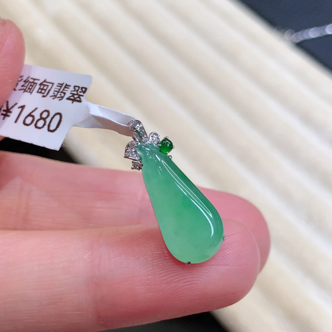 翡翠18K金镶嵌颈饰