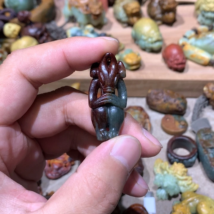 未镶嵌岫岩河磨玉（透闪石质玉）挂件