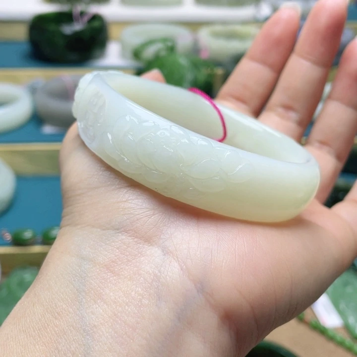 和田玉手镯59+圈口。编号67未镶嵌蓝*