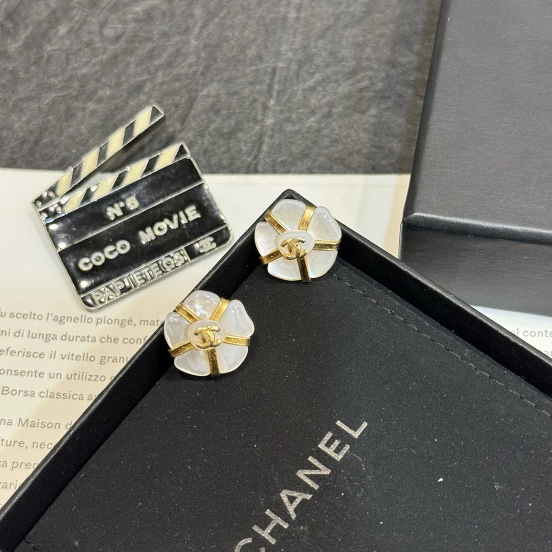 95新 Chanel/香奈儿 泡泡中古Chanel白贝母山茶花耳钉