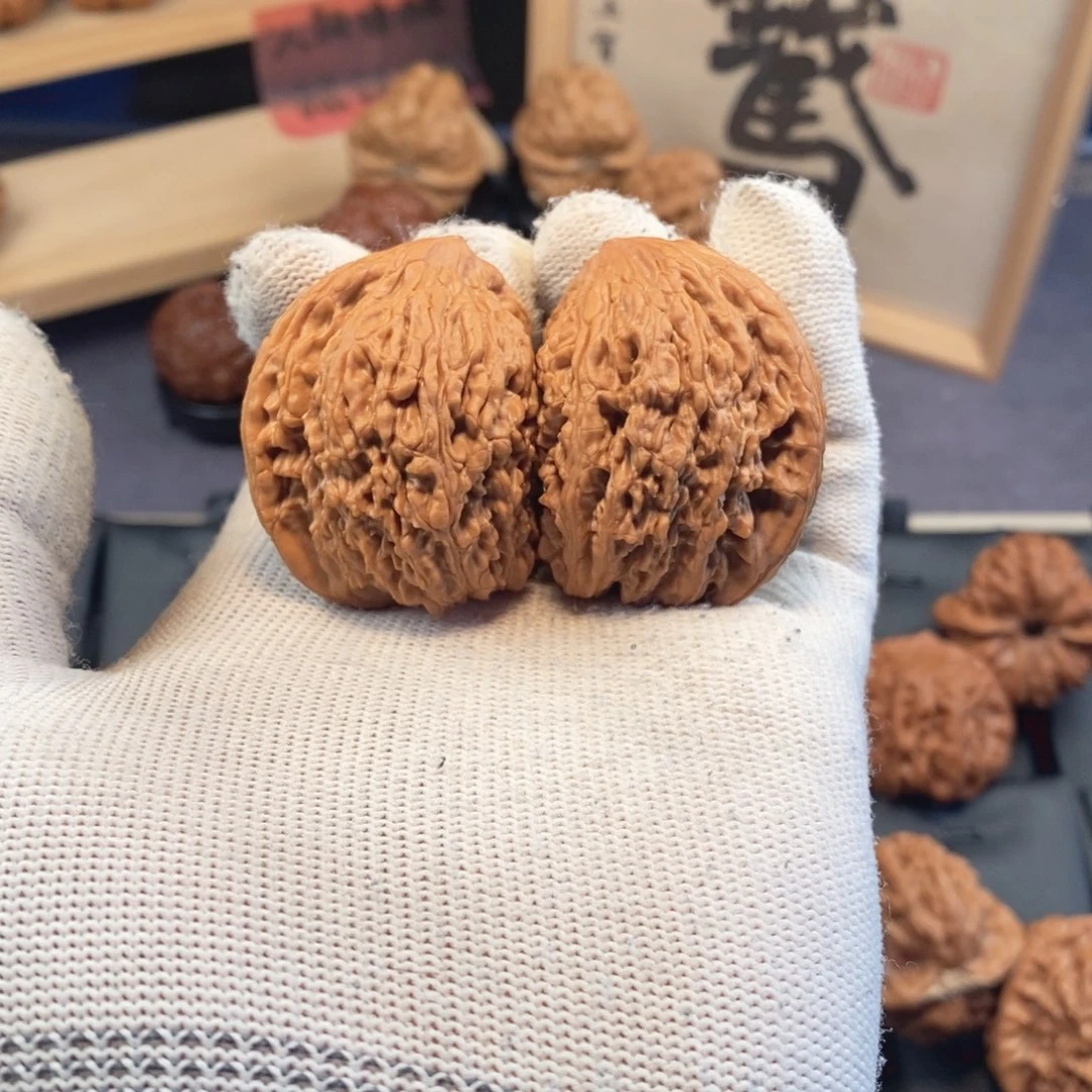 文玩核桃把件合体66尺绣球半壁