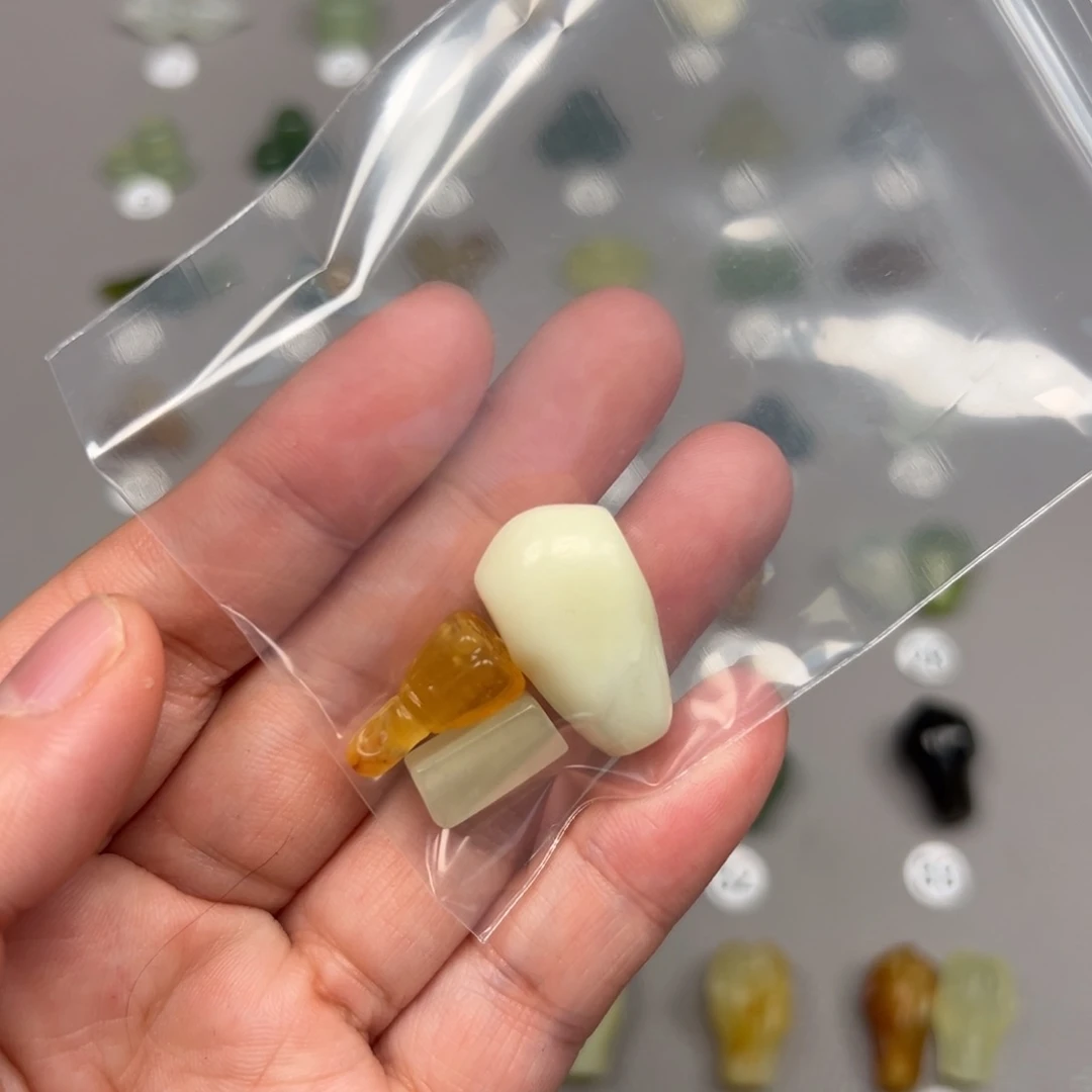 未镶嵌蛇纹石玉颈饰瑕疵款
