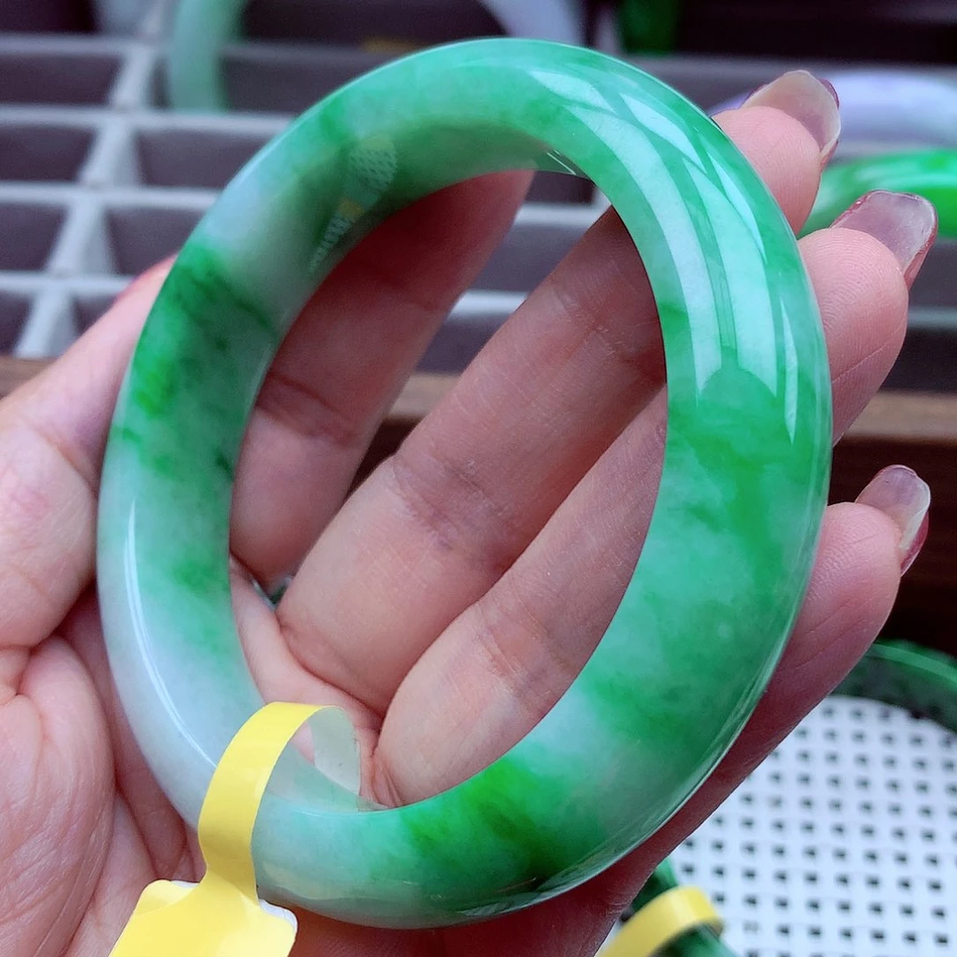 翡翠手镯未镶嵌翡翠