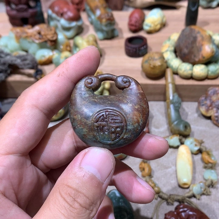 未镶嵌岫岩河磨玉（透闪石质玉）挂件