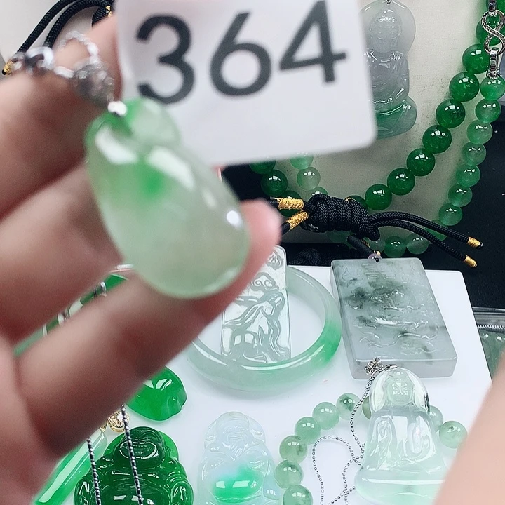 翡翠未镶嵌吊坠(赠链)