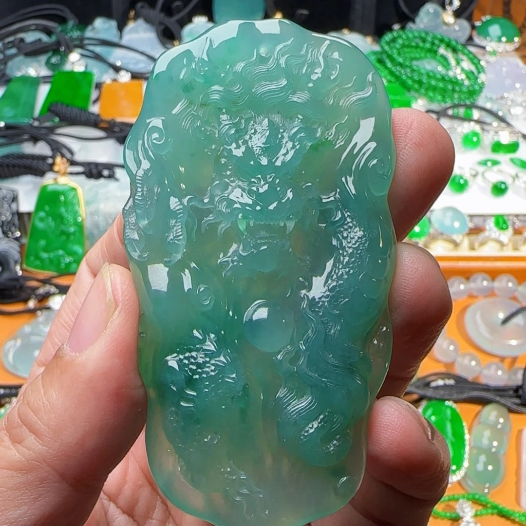 翡翠未镶嵌颈饰芙蓉底龙牌