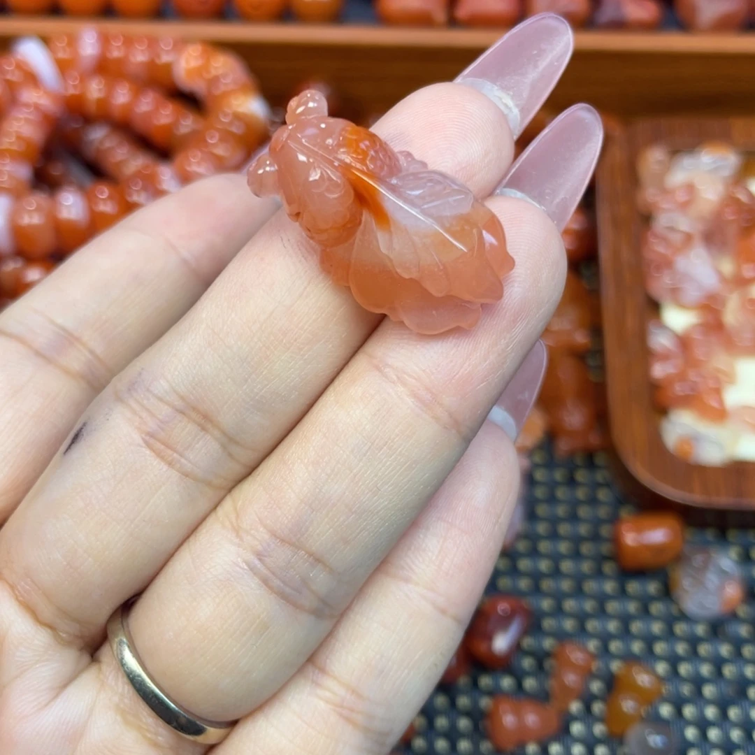 米***多南红玛瑙未镶嵌颈饰金鱼