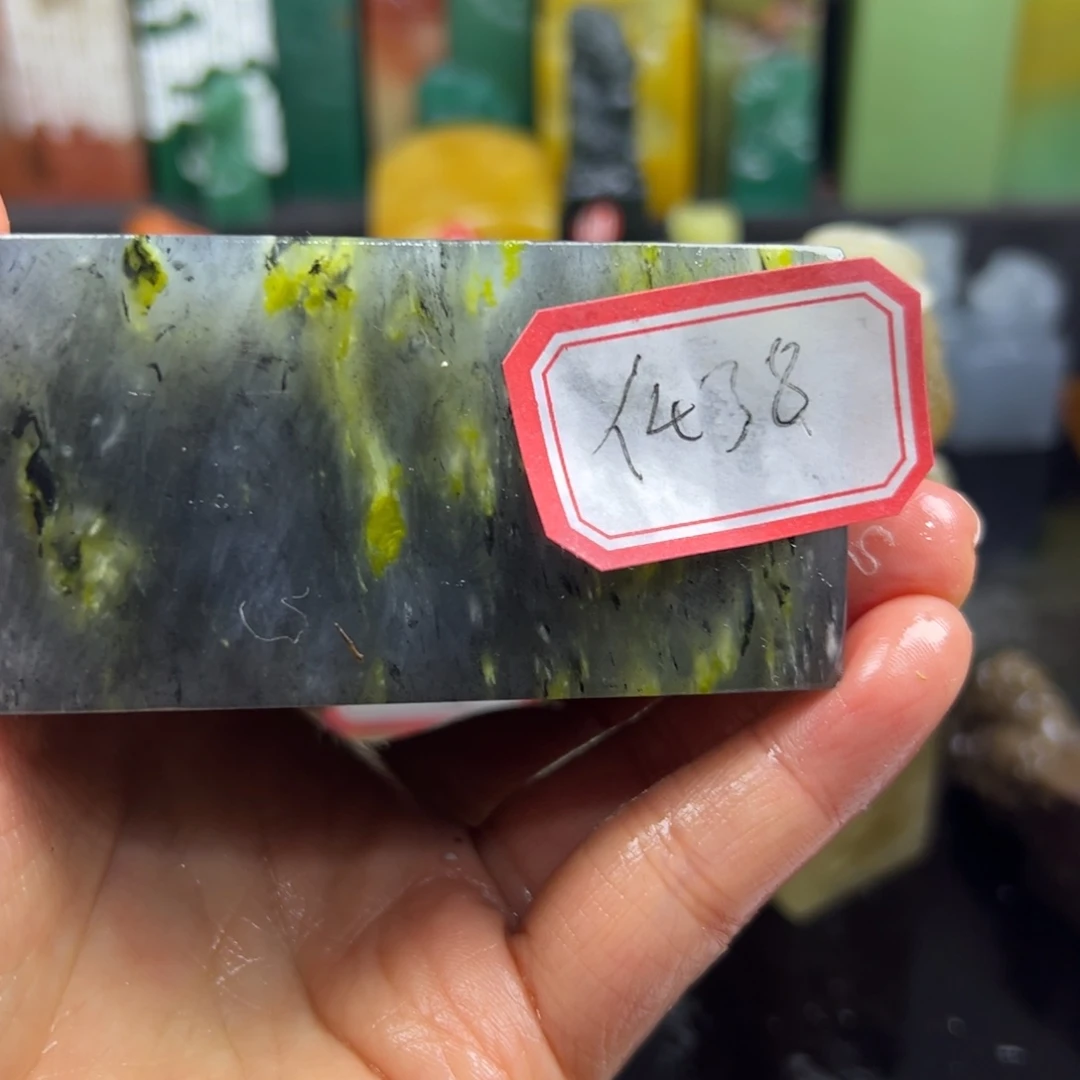 昌化石印石任***画在家门口看