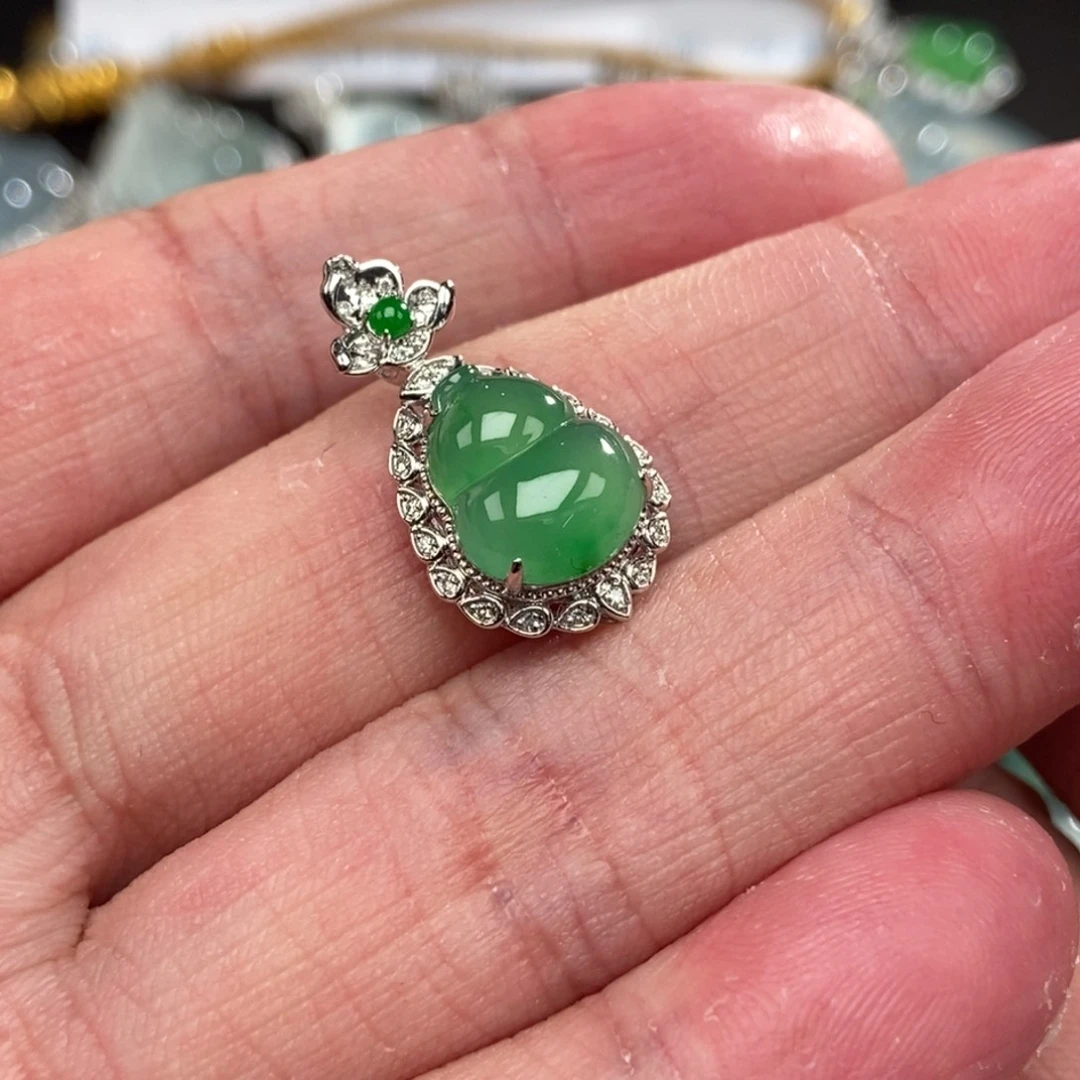 颈饰18K金镶嵌翡翠葫芦