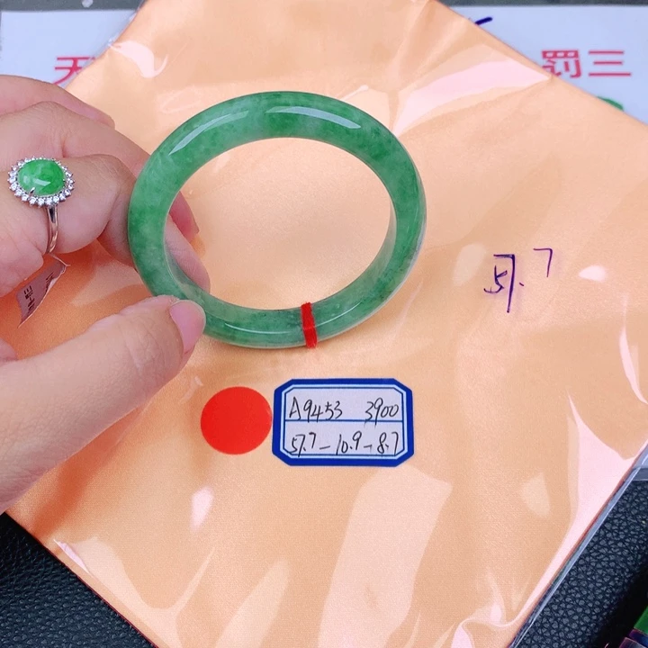 翡翠手镯未镶嵌缅甸翡翠