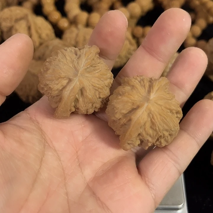 把件文玩核桃38左右微微瑕磨盘，编号0013