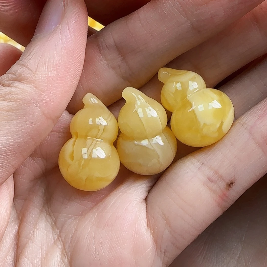 蜜蜡未镶嵌珠宝奇石多样性发一