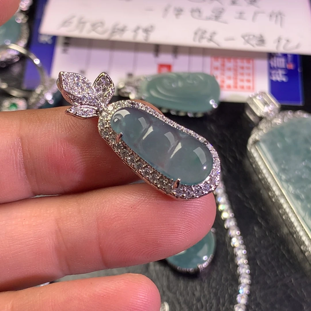 翡翠未镶嵌颈饰福豆