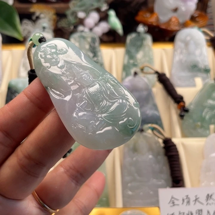 翡翠未镶嵌颈饰观音