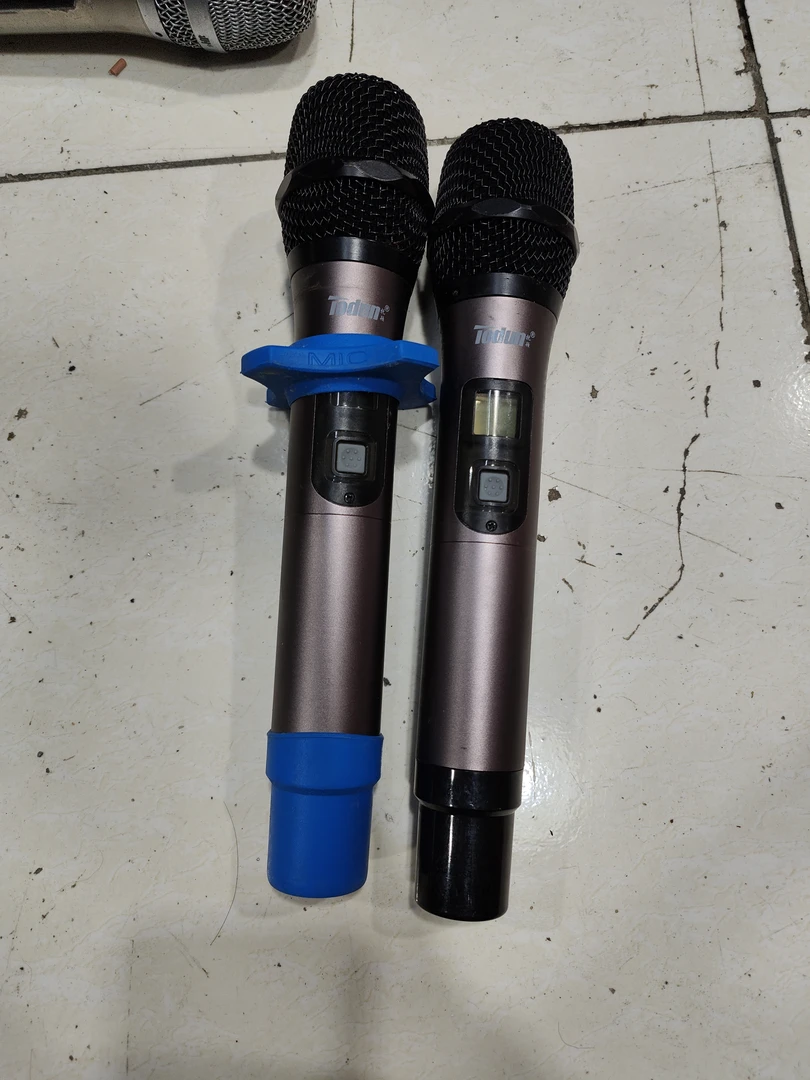 9新  二手  N无线话筒一对，没主机，随机发货（坏的，需要维修）