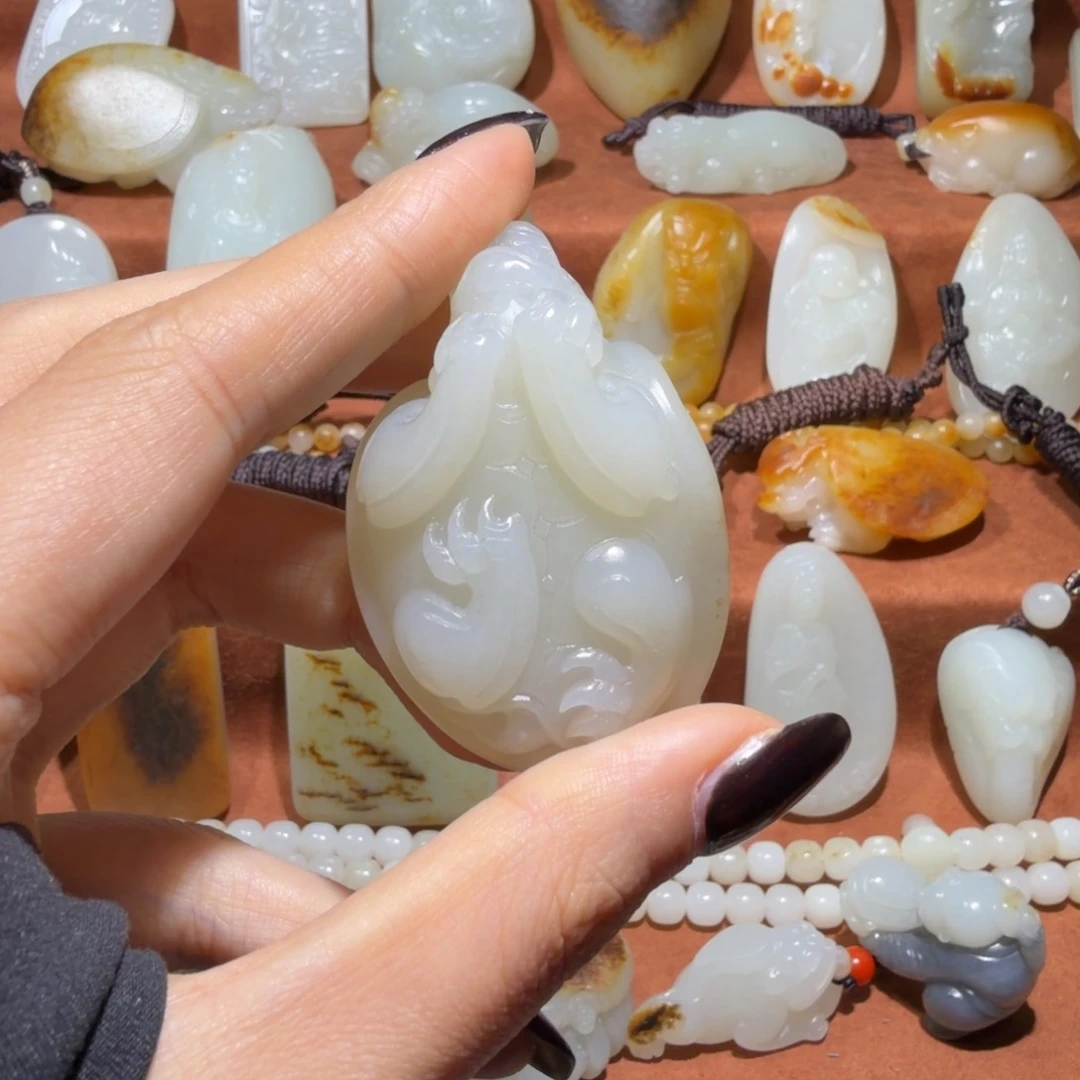 先***甜和田玉未镶嵌颈饰