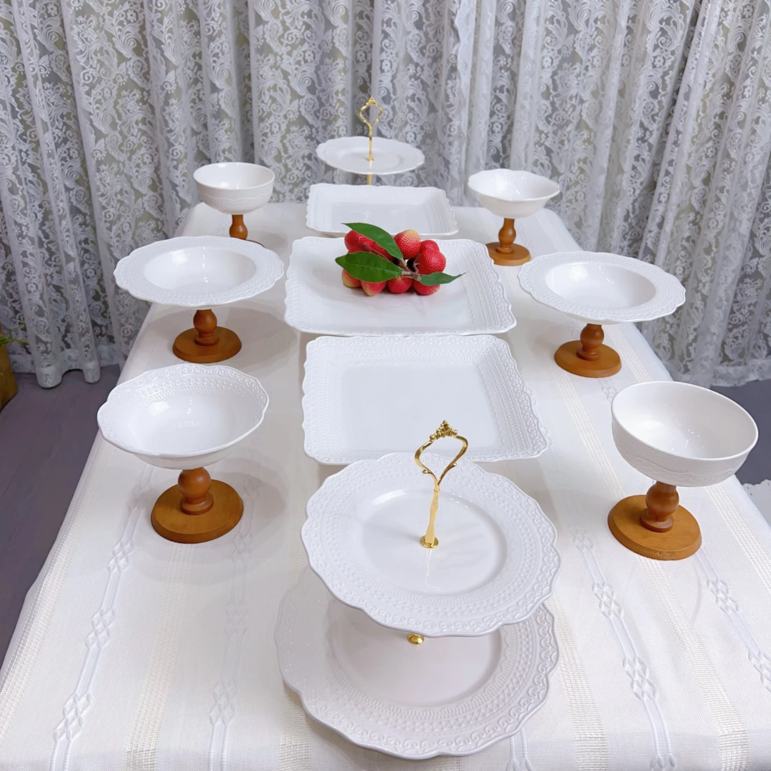 新疆发货11头高脚木质腿新蕾丝白色浮雕餐具套加厚防烫手套装