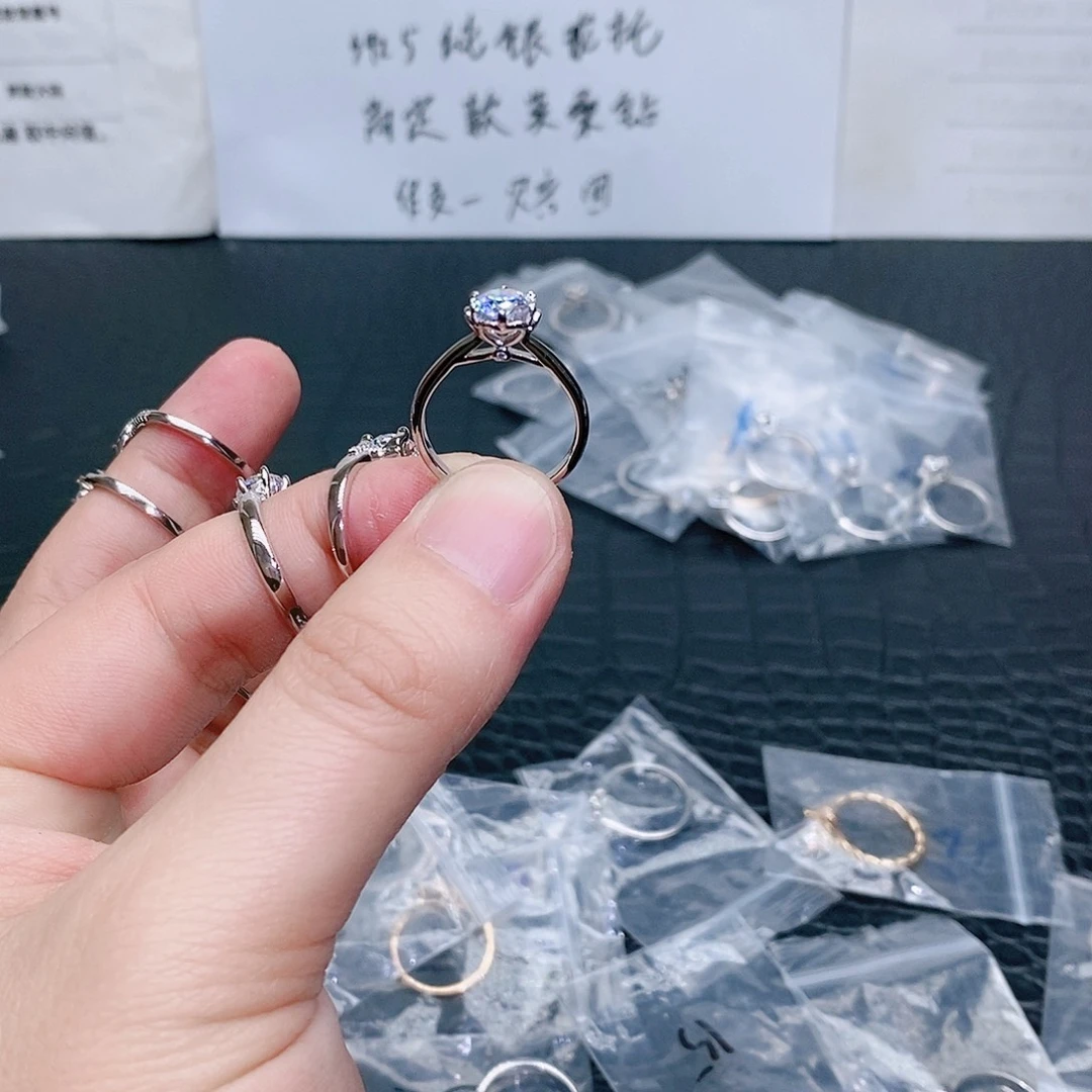 合成碳硅石925银爱心手捧花1克拉15码