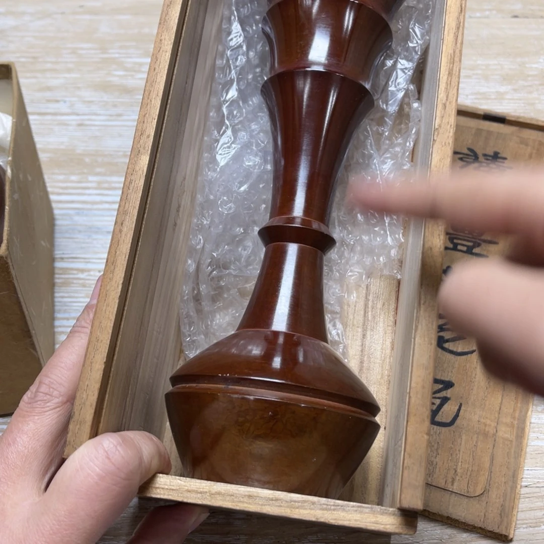 瓷片密密麻麻地排列着一个