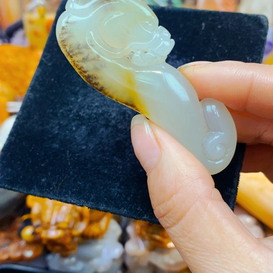 未镶嵌石英质玉（黄龙玉）颈饰