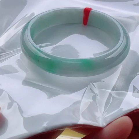 翡翠未镶嵌手镯60侧面一处生长纹48小时鉴赏微棉飘黄翡