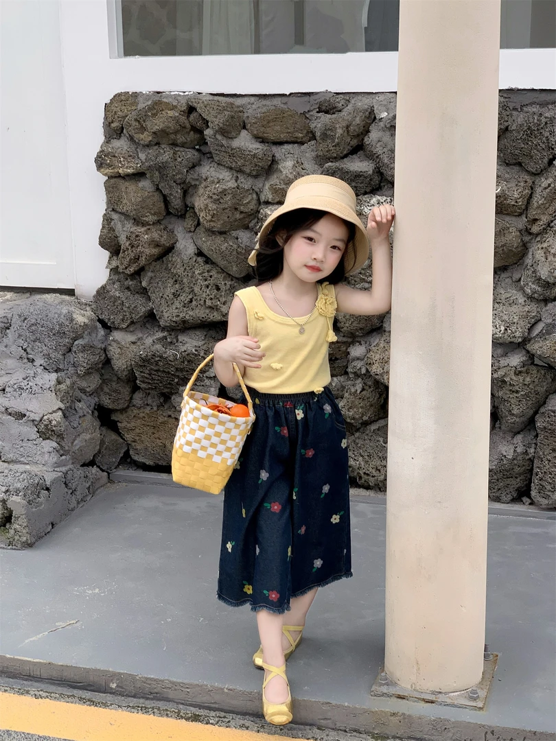 2025夏季轻薄针织花朵背心+花朵牛仔九分裤独家套装
