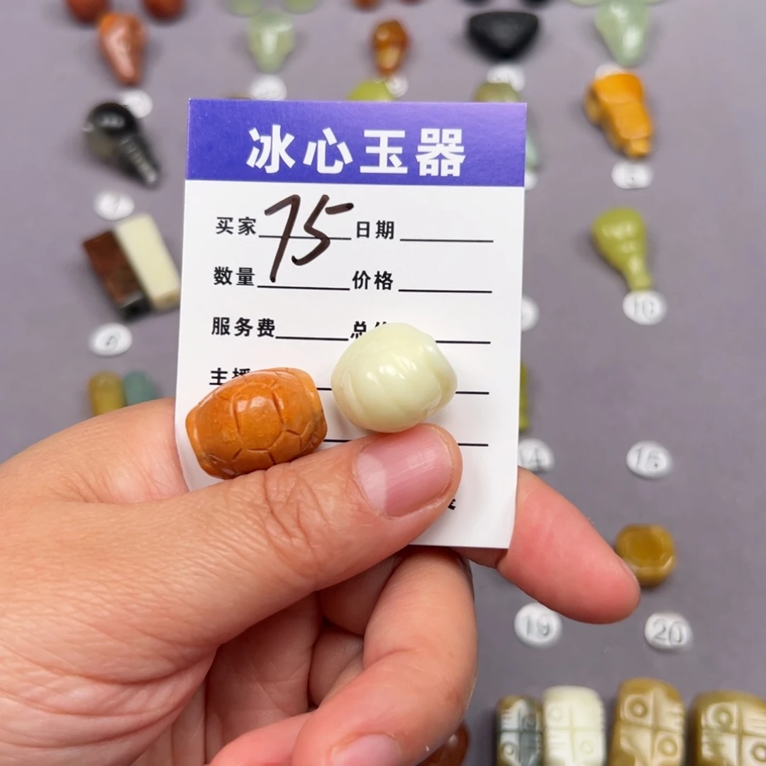 蛇纹石玉未镶嵌颈饰双****女