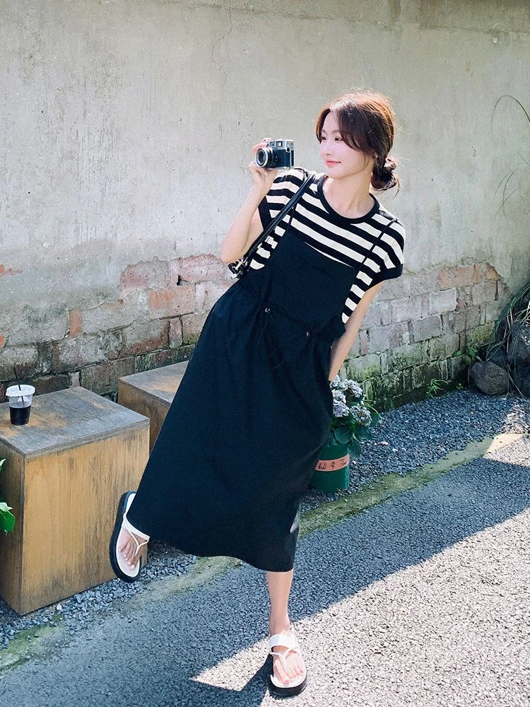 假两件条纹拼接连衣裙女夏2025新款法式休闲小众宽松收腰背带裙子