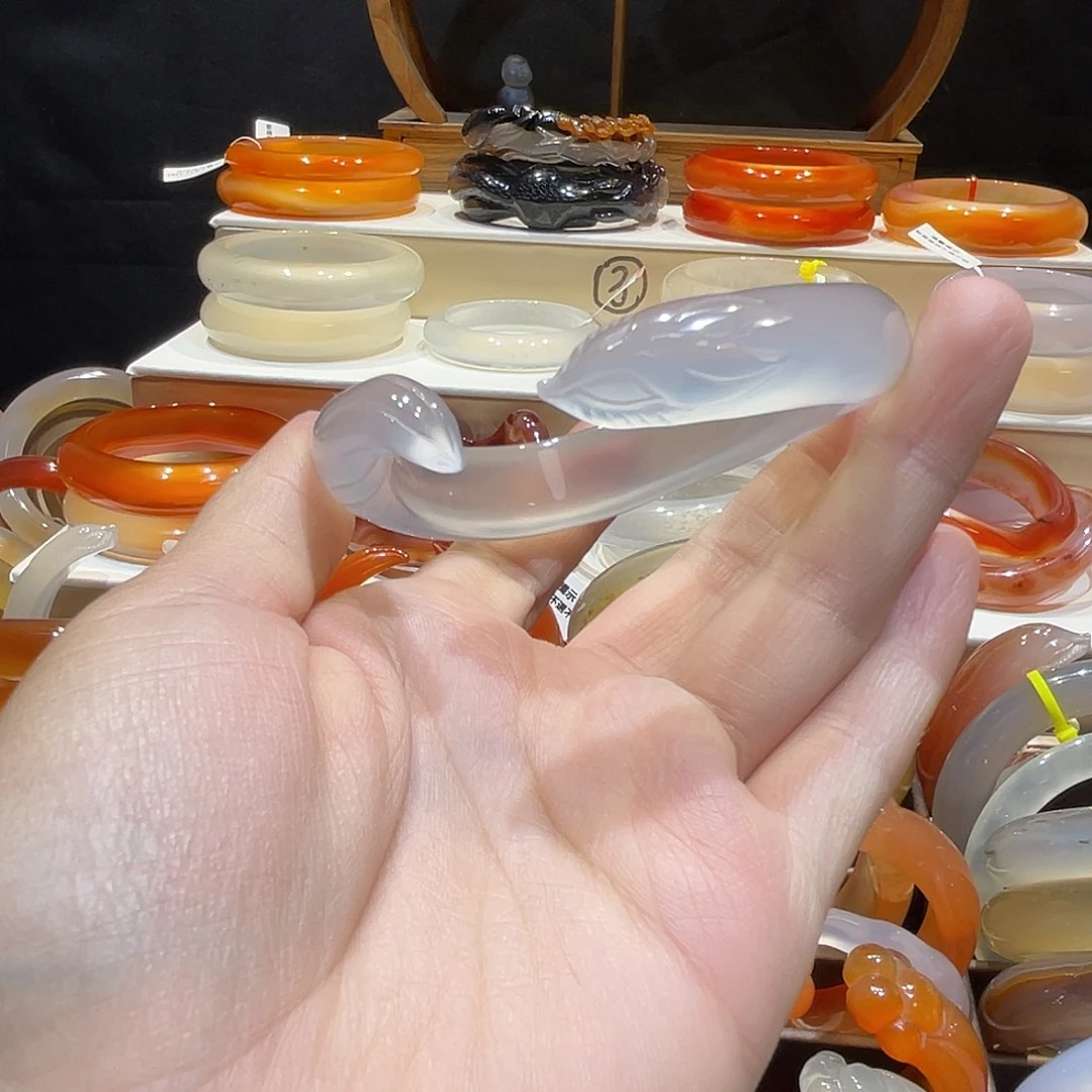 艾***米玛瑙/玉髓未镶嵌手镯