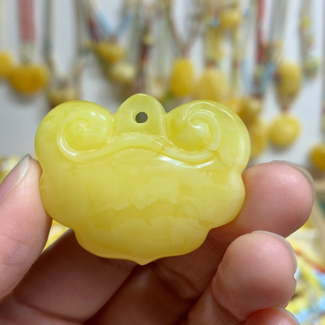 蜜蜡未镶嵌颈饰如意