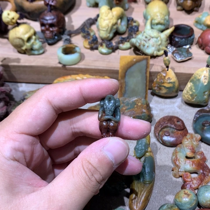 未镶嵌岫岩河磨玉（透闪石质玉）挂件