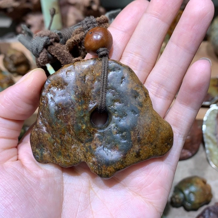 未镶嵌岫岩河磨玉（透闪石质玉）挂件