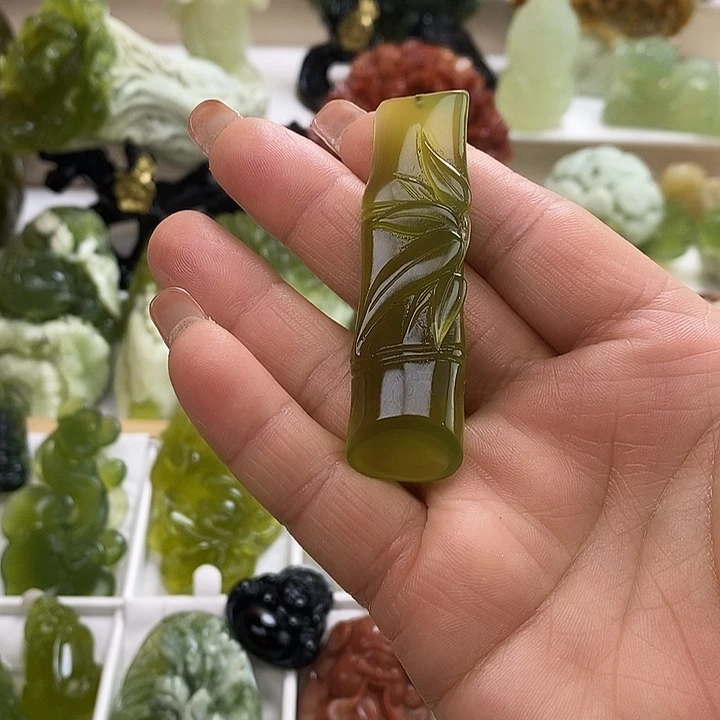 爱***弹蛇纹石玉未镶嵌颈饰