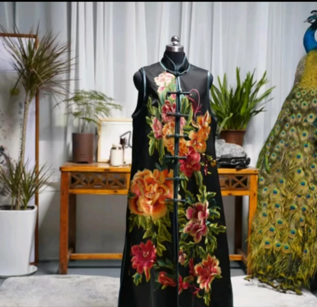 凤徕兮私人定制黑底红牡丹刺绣重工盘扣加长马甲（HM101031）