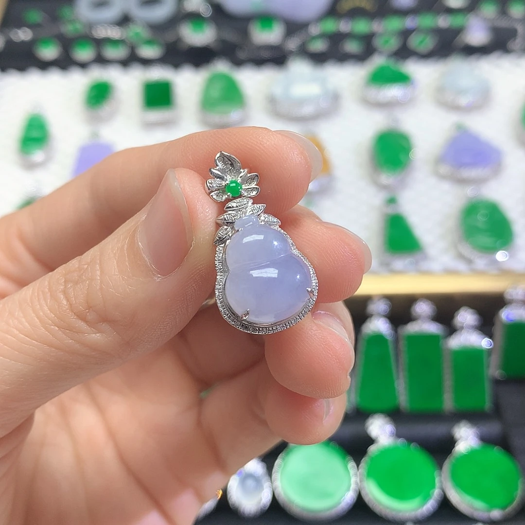 颈饰18K金镶嵌翡翠吊坠