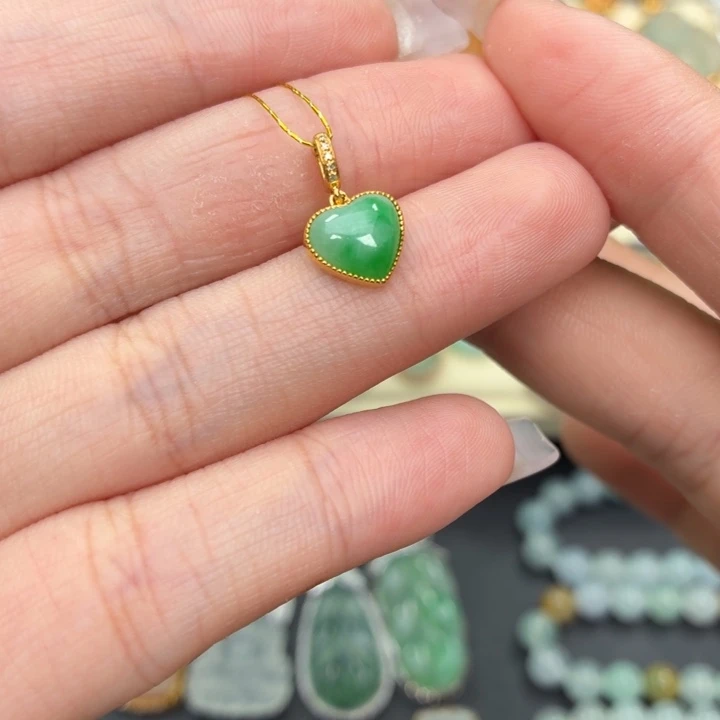 颈饰18K金镶嵌翡翠