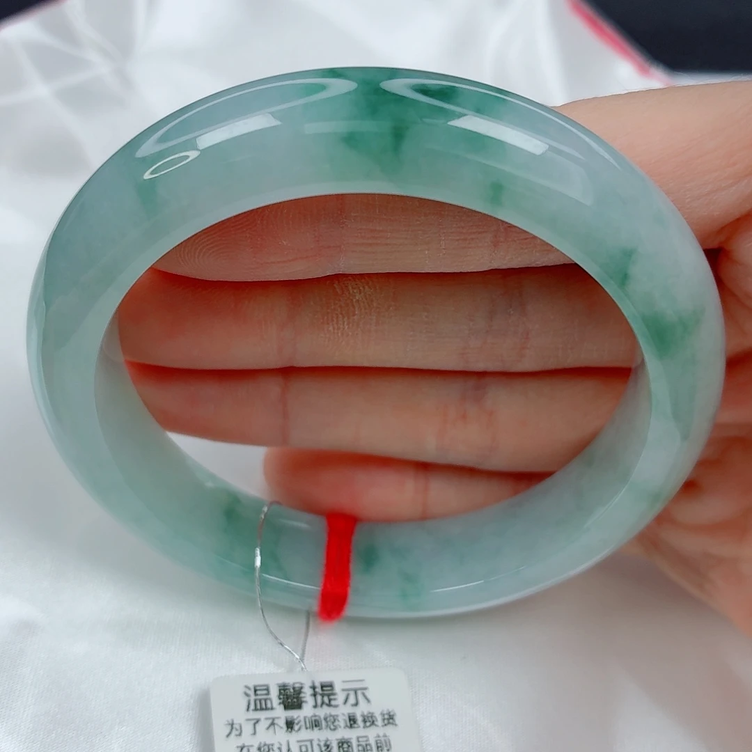 翡翠未镶嵌手镯57.2正圈，底色飘绿花，完整，030