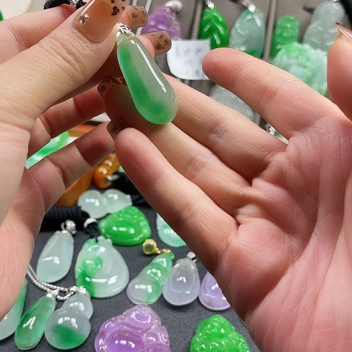 翡翠未镶嵌颈饰福瓜