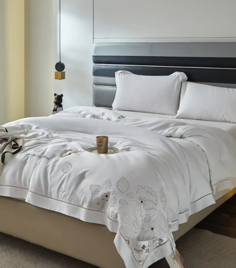 月亮主理人专属-轻奢高定刺绣-超亲肤顺滑-蚕丝冬被/罗伊/白