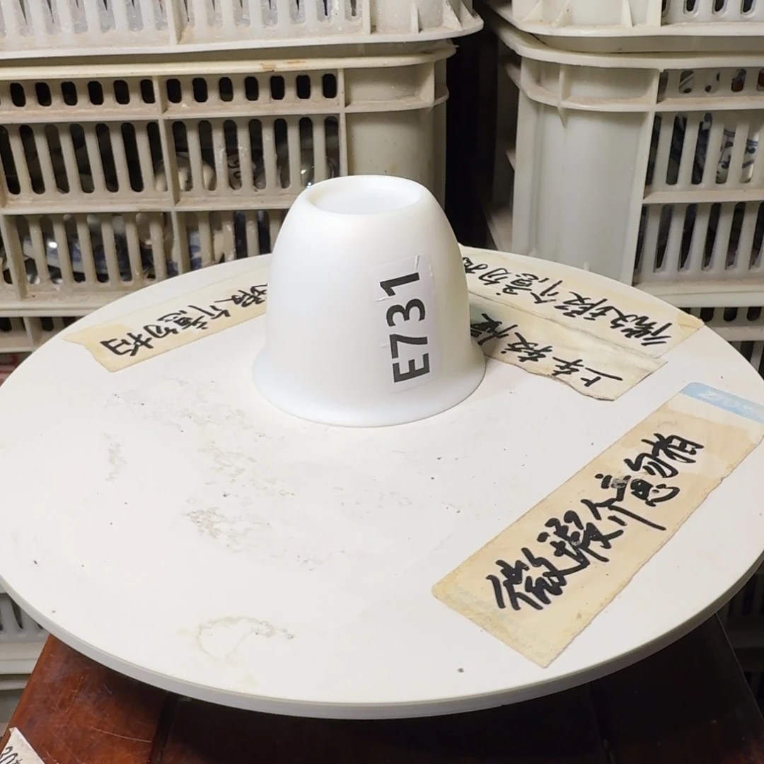 微瑕疵介意勿拍陶瓷器皿H714