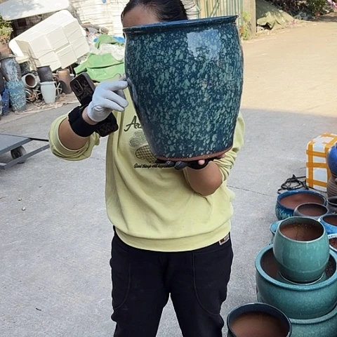 口25高30瑕疵底部鼓包。