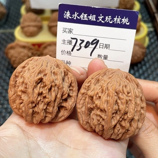 文玩核桃把件42.5粗筋虎7309