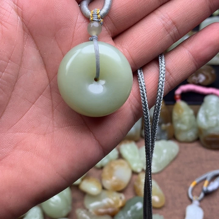 淡***味和田玉（糖玉）未镶嵌颈饰