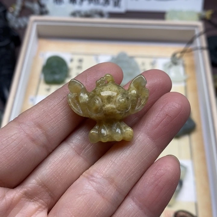 未镶嵌蛇纹石玉颈饰伊**贝