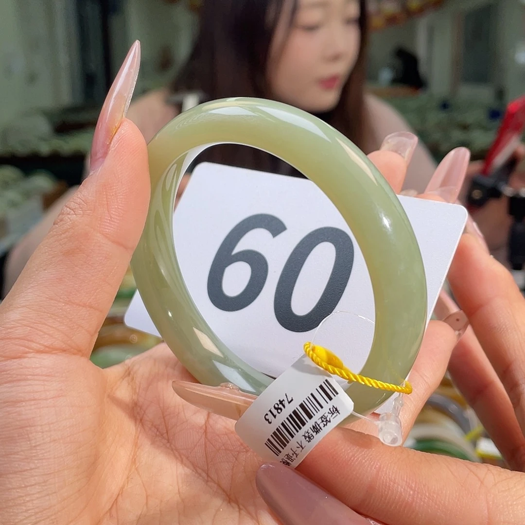 和田玉手镯未镶嵌纹