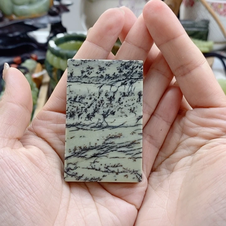 透闪石质玉未镶嵌颈饰性**逸