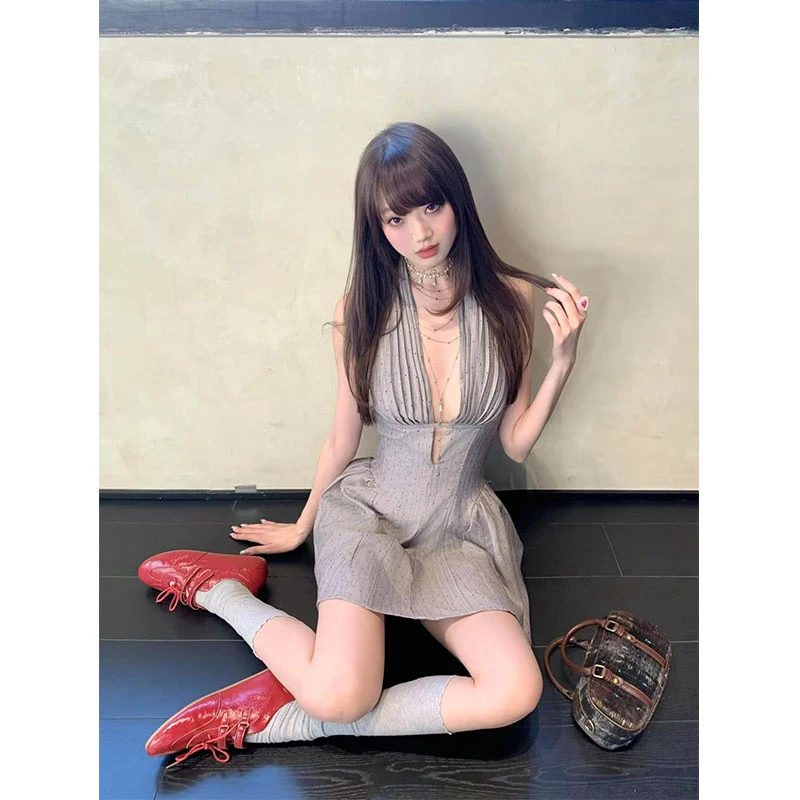 2025夏季新款修身显瘦小众设计感纯欲风无袖挂脖收腰A字连衣裙女