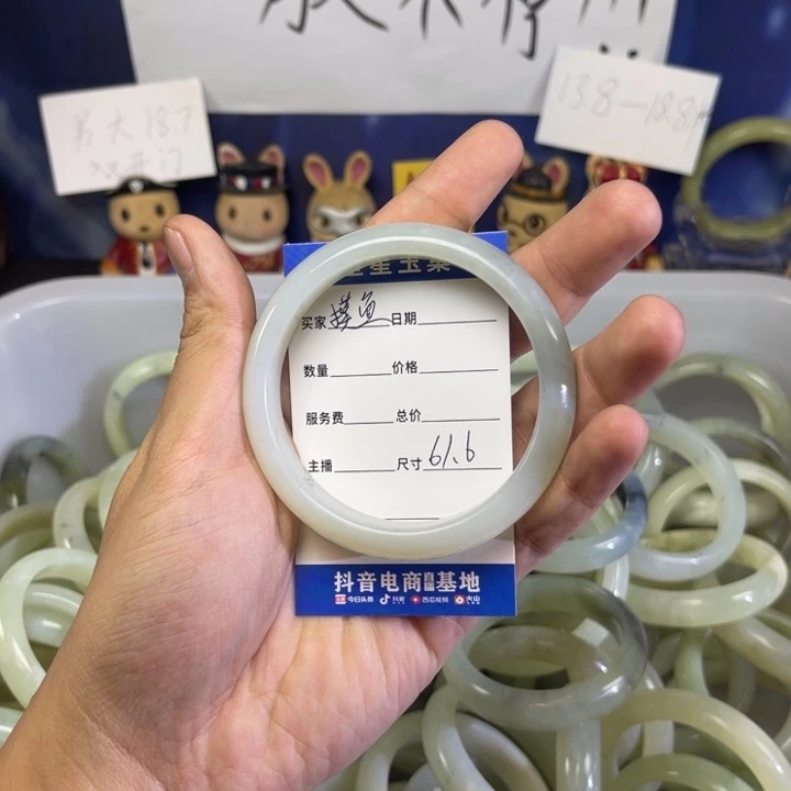 蛇纹石玉手镯未镶嵌摸****?