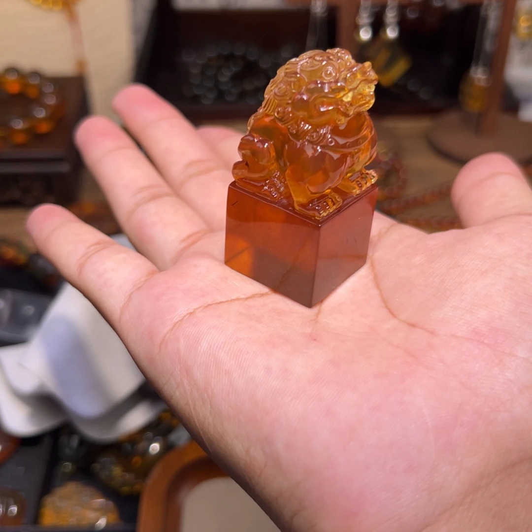 琥珀未镶嵌颈饰狮子印章